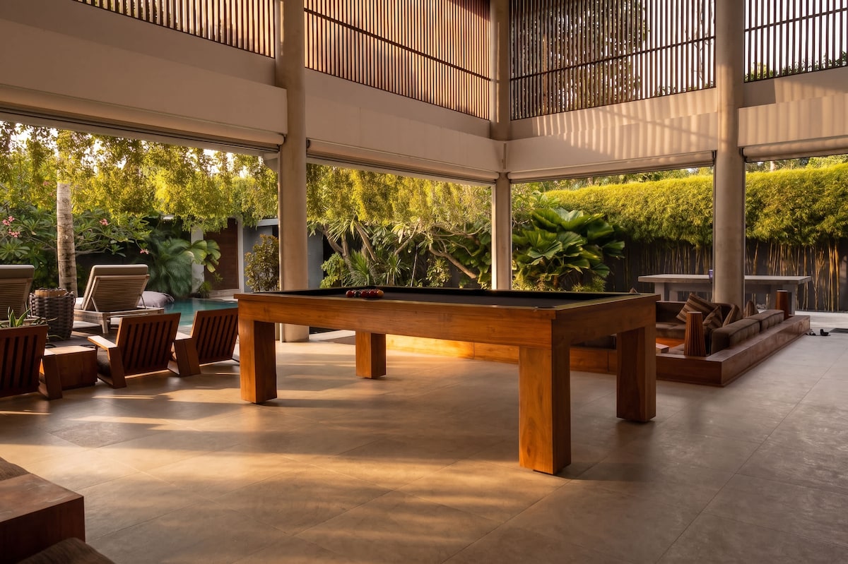 Pool table and entertainment space for large groups